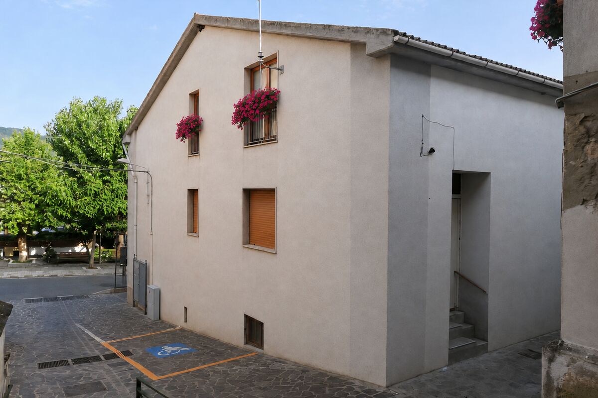 L'edificio della dimora restaurato, visto dallo slargo.