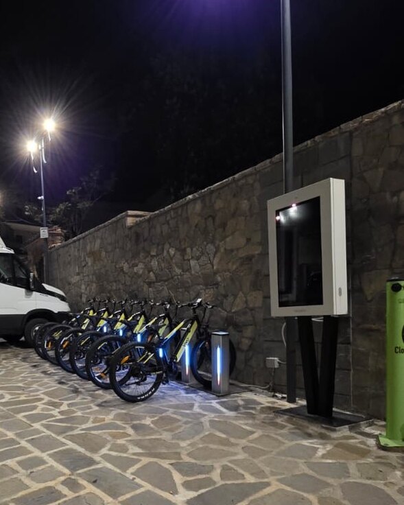 La stazione di biciclette elettriche di Accettura, con le bici in ricarica.