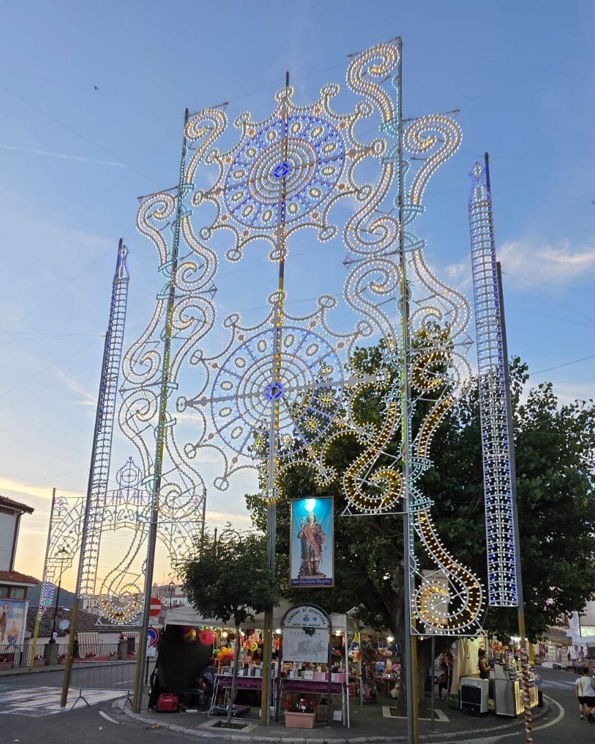 Le luminarie della festa con l'immagine di San Giuliano Martire.